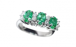 Ring with emerald