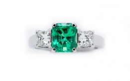 Ring with emerald and diamonds