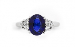 Ring with sapphire and diamonds