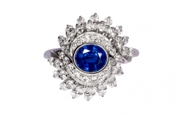 White gold ring with sapphire and diamonds