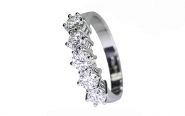 Ring in white gold and diamonds