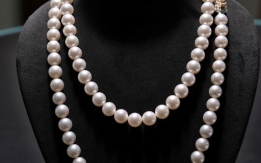 Pearl necklace with white gold clasp