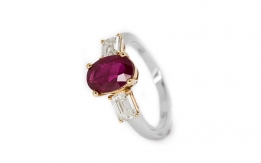 Ruby on ring in white gold and diamonds