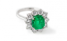 Emerald on white gold ring and diamonds