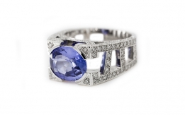 Sapphire on ring in white gold and diamonds